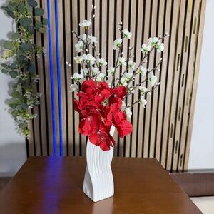 🔥 Brand New ✅ Elegant White plastic Vase with Red and White asian Flowers